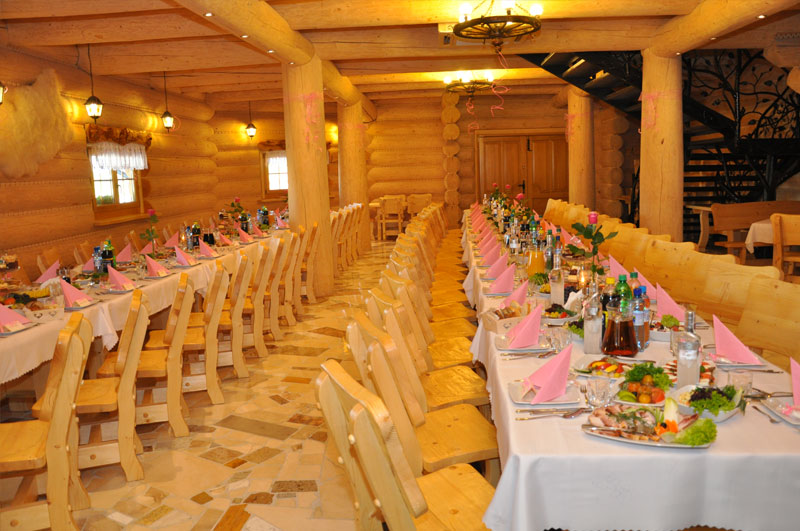 Sala przygotowana na przyjęcie